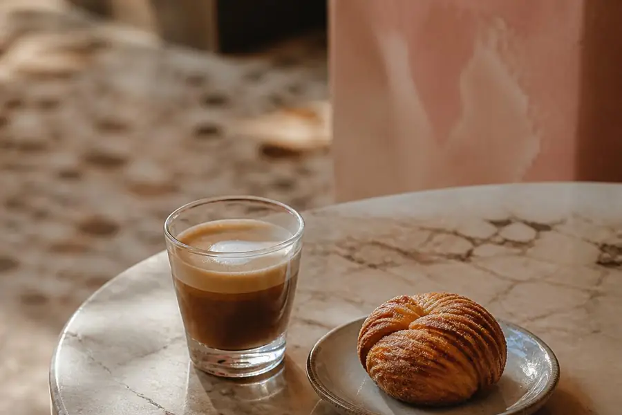Koffie op tafel na het eten